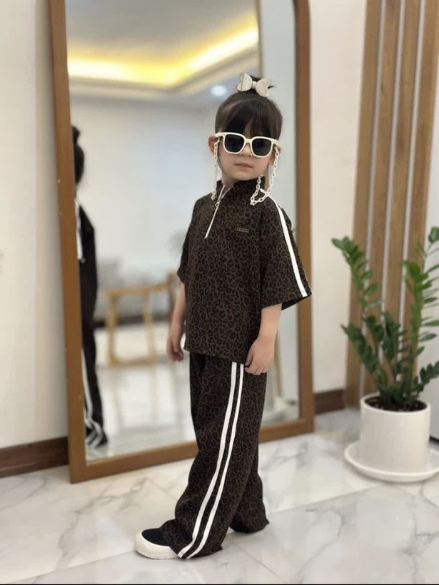 ست تیشرت شلوار پلنگی🎀 جنس کرپ بوگاتی باکیفیت عالی خنک وسبک مناسب تابستان🍋🟩 🍋🟩 مناسب ۲ تا ۱۰ سال دورنگ تیره و روشن🌱 سایز ۴۰🪷قدتیشرت ۳۸ پهنا ۳۴ قدشلوار ۵۴ سایز۴۵🪷قد تیشرت ۴۴ پهنا ۳۸ شلوار ۶۲ سایز۵۰🪷قد تیشرت ۵۰ پهنا ۴۰ شلوار ۷۱ سایز ۵۵🪷 قدتیشرت ۵۶ په
