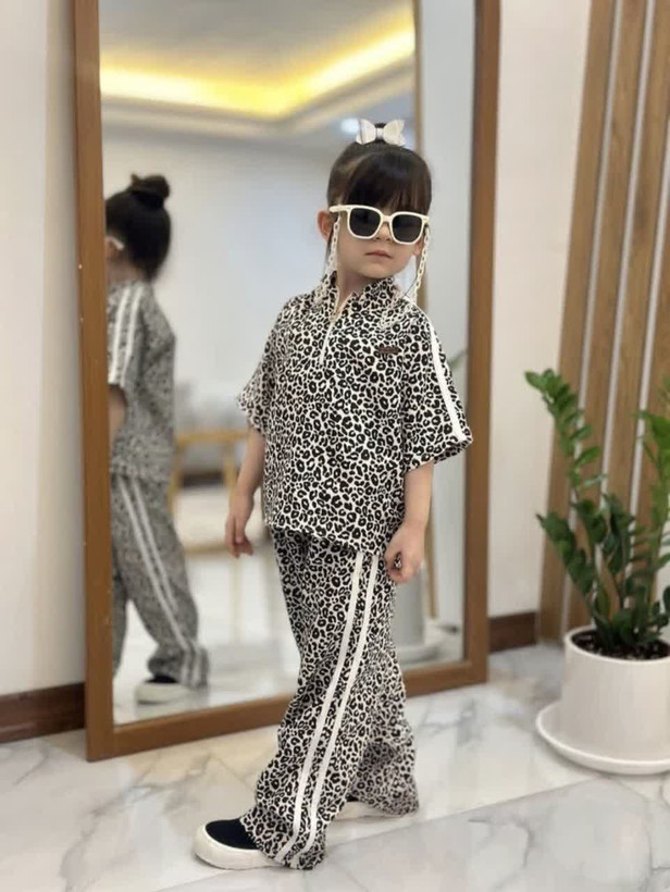 ست تیشرت شلوار پلنگی🎀 جنس کرپ بوگاتی باکیفیت عالی خنک وسبک مناسب تابستان🍋🟩 🍋🟩 مناسب ۲ تا ۱۰ سال دورنگ تیره و روشن🌱 سایز ۴۰🪷قدتیشرت ۳۸ پهنا ۳۴ قدشلوار ۵۴ سایز۴۵🪷قد تیشرت ۴۴ پهنا ۳۸ شلوار ۶۲ سایز۵۰🪷قد تیشرت ۵۰ پهنا ۴۰ شلوار ۷۱ سایز ۵۵🪷 قدتیشرت ۵۶ په