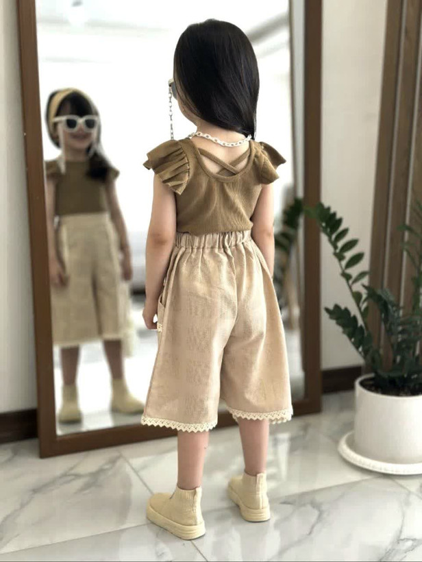 ست تاپ شلوارک 😍 شیک ومجلسی🪷 تک رنگ🤎 جنس تاپ پنبه کبریتی کشسانی دارد ؛شلوارک لنینن با ضمانت کیفیت✅️ مناسب ۲ سال تا ۸ سال سایز۱🪻 قد تاپ ۳۳ پهنا ۲۰ قدشلوارک ۴۱ کمر ۲۲ باکشسانی ۳۳ سایز۲🪻قدتاپ ۳۶ پهنا ۲۲ قدشلوارک۴۴ کمر ۲۴ با کشسانی ۳۴ سایز۳🪻قدتاپ ۳۸ پهنا ۲